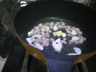 5、毛豆米炒肉丁,加入肉丁炒变白色