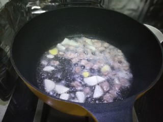 6、毛豆米炒肉丁,肉丁的水分炒干加入少许料酒翻炒均匀