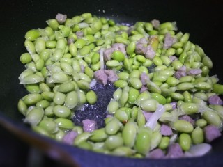 7、毛豆米炒肉丁,加入洗干净的毛豆米