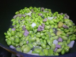 8、毛豆米炒肉丁,炒到毛豆米断生加入少许白糖