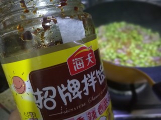 9、毛豆米炒肉丁,加入一小勺豆瓣酱,家里豆瓣酱没有了我就放了一点海天的拌饭酱