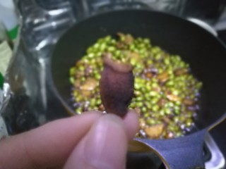 11、毛豆米炒肉丁,因为我的食材量少我只放了一点八角