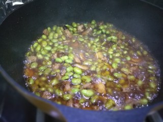 12、毛豆米炒肉丁,加入少许热水,记得是热水,再加入少许盐,如果用酱料炒的就可以不用放了,自己根据口味放