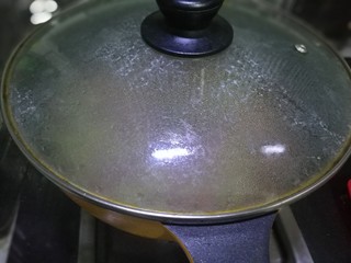 13、毛豆米炒肉丁,加盖煮沸转中小????煮几分钟(根据食材量)