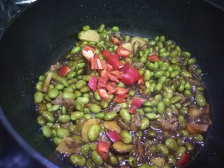 14、毛豆米炒肉丁,揭去锅盖加入红椒丁大火收汁