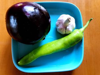 1、正宗烧茄子,茄子，尖椒洗净备用