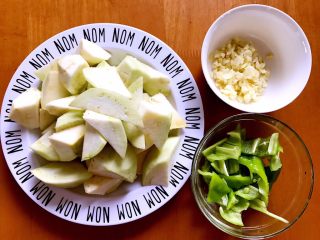 2、正宗烧茄子,茄子去蒂洗净，切滚刀块，青辣椒切块、蒜切末备用。