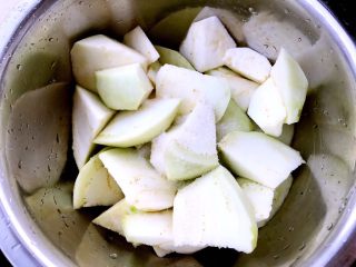 3、正宗烧茄子,往茄子块中放一小勺盐拌匀，然后腌十分钟。