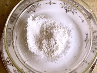 4、正宗烧茄子,取一只干净的小碗，然后依次放入玉米淀粉