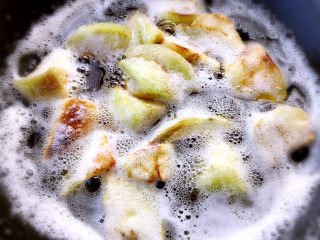 10、正宗烧茄子,锅内放入适量的油，油温五六成热的时候，放入茄子开始煎炸。