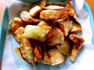 11、正宗烧茄子,炸至茄子表面金黄时捞出备用。