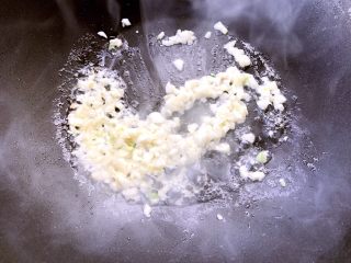 12、正宗烧茄子,另起一只干净的锅，倒入少量的油。油热的时候，蒜末煸炒出香味。