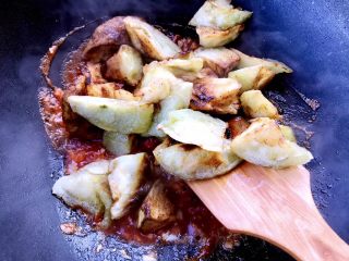 14、正宗烧茄子,将茄子倒入锅中煸炒匀均。