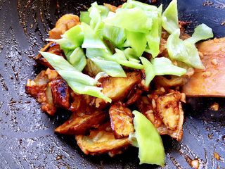 15、正宗烧茄子,将青辣椒放入锅中煸炒匀均。