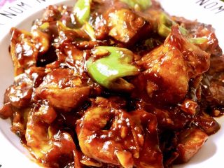 17、正宗烧茄子,出锅前再倒少许香油即可。