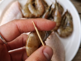 2、麻辣香锅——麻辣界的扛把子,用牙签从虾的第二节和第三节连接处插入挑出虾线。