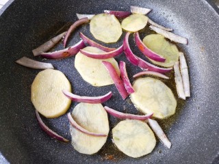 11、麻辣香锅——麻辣界的扛把子,用锅中的底油将土豆片和洋葱煎一下。