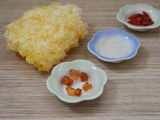 1、桃胶银耳羹,准备所需食材