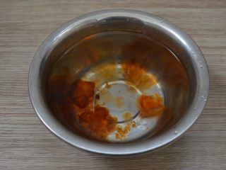 3、桃胶银耳羹,浸泡后的桃胶会变得膨大,要反复清洗其中的杂质