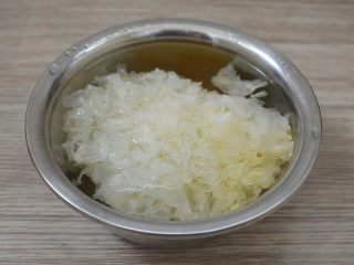 4、桃胶银耳羹,银耳清水浸泡20分钟左右