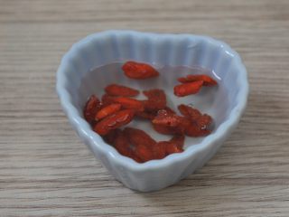 6、桃胶银耳羹,枸杞子洗净泡软