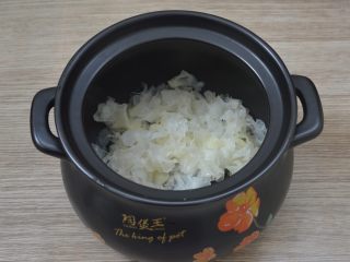 7、桃胶银耳羹,银耳放入砂锅