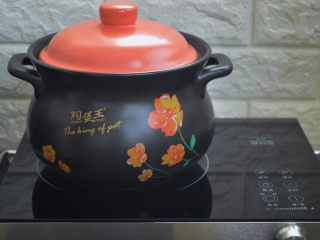 10、桃胶银耳羹,开启电陶炉,大火烧开后,转小火开始炖煮