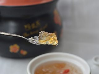 13、桃胶银耳羹,甜糯的桃胶银耳羹就做好了,可以冷藏、也可以常温食用