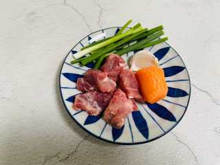 1、冬至美食+胡萝卜肉末蒸蛋,猪肉80g、胡萝卜一段、大蒜一瓣、香葱一根