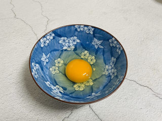 3、冬至美食+胡萝卜肉末蒸蛋,鸡蛋打入碗中备用