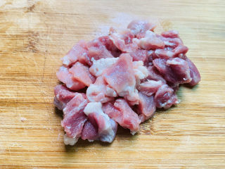 4、冬至美食+胡萝卜肉末蒸蛋,猪肉清洗干净切小块