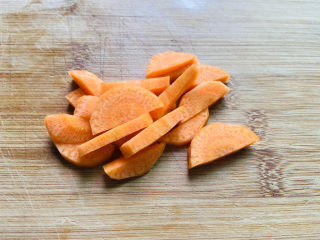 5、冬至美食+胡萝卜肉末蒸蛋,胡萝卜洗干净去皮切片