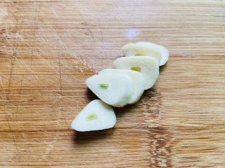 6、冬至美食+胡萝卜肉末蒸蛋,大蒜去皮切片