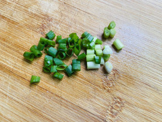 7、冬至美食+胡萝卜肉末蒸蛋,香葱洗净切圈