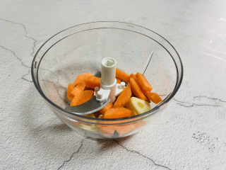 10、冬至美食+胡萝卜肉末蒸蛋,放入胡萝卜