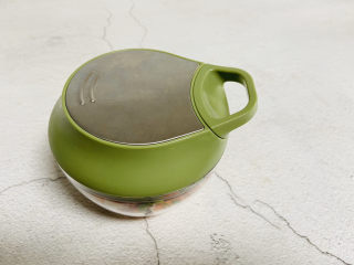 13、冬至美食+胡萝卜肉末蒸蛋,盖上盖子并拧紧