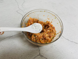 16、冬至美食+胡萝卜肉末蒸蛋,加入1小茶匙淀粉