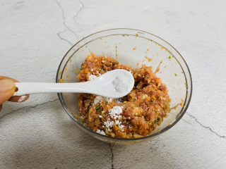 17、冬至美食+胡萝卜肉末蒸蛋,加入1小茶匙盐