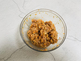 22、冬至美食+胡萝卜肉末蒸蛋,搅拌均匀