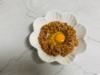 24、冬至美食+胡萝卜肉末蒸蛋,将鸡蛋倒入盘中