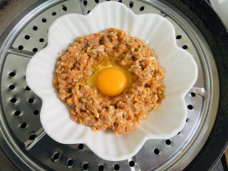 25、冬至美食+胡萝卜肉末蒸蛋,放入锅中盖上锅盖大火蒸八分钟左右再焖两分钟