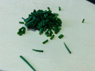 11、清蒸小黄鱼,葱叶，洗净切丝，待用；