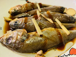 12、清蒸小黄鱼,把姜丝分散放小黄鱼上；