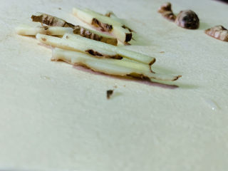 10、清蒸小黄鱼,姜洗净，切丝，待用；