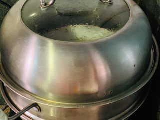 14、清蒸小黄鱼,盖住锅盖，大火蒸十分钟；