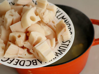 8、排骨莲藕玉米汤,再加入莲藕炖至熟烂；