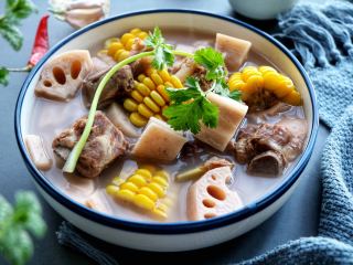 12、排骨莲藕玉米汤,可以吃饱喝足；