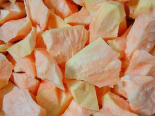 1、豆瓣蒸排骨,红薯去皮切块，排骨洗干净备用