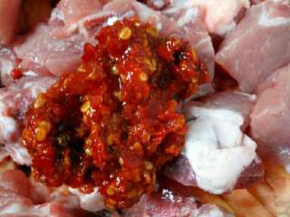 2、豆瓣蒸排骨,准备一个大盆，放入红薯和排骨，加入豆瓣