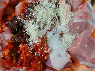 3、豆瓣蒸排骨,火锅料，盐，鸡精